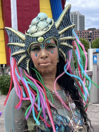 Téléchargez les photos : NEW YORK - 18 JUIN 2022 : Les participants posent lors du 40e défilé annuel des sirènes à Coney Island, le plus grand défilé du pays et une célébration de la mythologie ancienne le 18 juin 2022 à Brooklyn NY. - en image libre de droit
