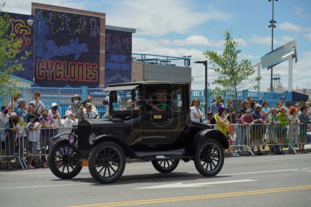 Téléchargez les photos : NEW YORK - 18 JUIN 2022 : Exposition de voitures anciennes au 40e défilé annuel de sirène à Coney Island, le plus grand défilé de la nation et une célébration de la mythologie antique le 18 juin 2022 à Brooklyn NY. - en image libre de droit