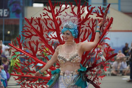 Foto de NUEVA YORK - 18 DE JUNIO DE 2022: Participantes marchando durante el 40º Desfile Anual de Sirenas en Coney Island, el desfile más grande de la nación y una celebración de la mitología antigua el 18 de junio de 2022 en Brooklyn NY. - Imagen libre de derechos