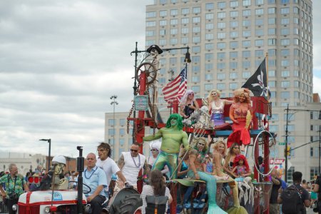 Téléchargez les photos : NEW YORK - 18 JUIN 2022 : Les participants défilent lors du 40e défilé annuel des sirènes à Coney Island, le plus grand défilé de la nation et une célébration de la mythologie ancienne le 18 juin 2022 à Brooklyn NY. - en image libre de droit