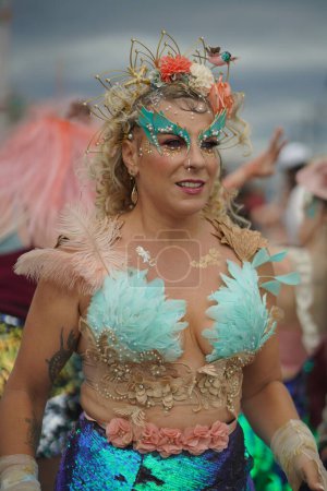 Téléchargez les photos : NEW YORK - 18 JUIN 2022 : Participant posant lors du 40e défilé annuel de sirène à Coney Island, le plus grand défilé de la nation et une célébration de la mythologie ancienne le 18 juin 2022 à Brooklyn NY. - en image libre de droit