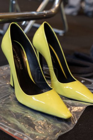 Téléchargez les photos : MILAN, ITALIE - 25 FÉVRIER : Chaussures dans les coulisses avant le défilé Ermanno Scervino lors de la Fashion Week de Milan Vêtements Femme Automne / Hiver 2023 / 2024 le 25 février 2023 à Milan, Italie. - en image libre de droit