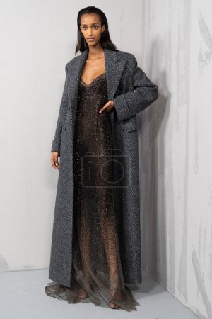 Téléchargez les photos : MILAN, ITALIE - 25 FÉVRIER : Un mannequin posant avant le défilé Ermanno Scervino lors de la Fashion Week de Milan Vêtements Femme Automne / Hiver 2023 / 2024 le 25 février 2023 à Milan, Italie. - en image libre de droit