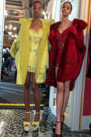 Téléchargez les photos : MILAN, ITALIE - 25 FÉVRIER : Modèles posant avant le défilé Ermanno Scervino lors de la Fashion Week de Milan Vêtements Femme Automne / Hiver 2023 / 2024 le 25 février 2023 à Milan, Italie. - en image libre de droit