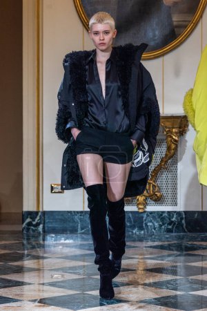 Téléchargez les photos : MILAN, ITALIE - 25 FÉVRIER : Un mannequin parcourt la piste du défilé Ermanno Scervino lors de la Fashion Week Femme Automne / Hiver 2023 / 2024 à Milan, Italie. - en image libre de droit