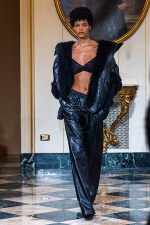 Foto de MILÁN, ITALIA - 25 DE FEBRERO: Una modelo camina por la pasarela en el desfile de moda Ermanno Scervino durante la Semana de la Moda de Milán Ropa de mujer Otoño / Invierno 2023 / 2024 el 25 de febrero de 2023 en Milán, Italia. - Imagen libre de derechos
