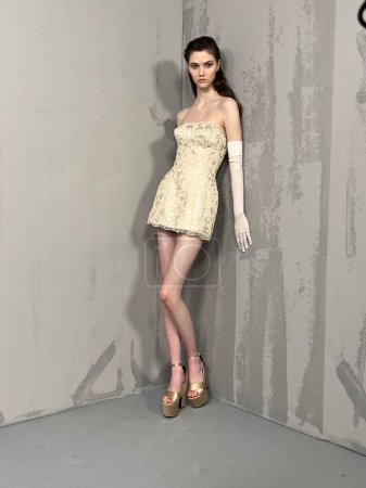 Téléchargez les photos : MILAN, ITALIE - 25 FÉVRIER : Un mannequin posant avant le défilé Ermanno Scervino lors de la Fashion Week de Milan Vêtements Femme Automne Hiver 2023 2024 le 25 février 2023 à Milan, Italie. - en image libre de droit