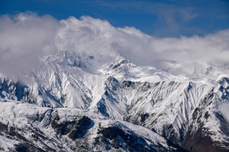 Téléchargez les photos : Vue imprenable sur les Alpes au domaine skiable Meribel en France. Journée ensoleillée d'hiver, ciel bleu, nuages et sommets. - en image libre de droit