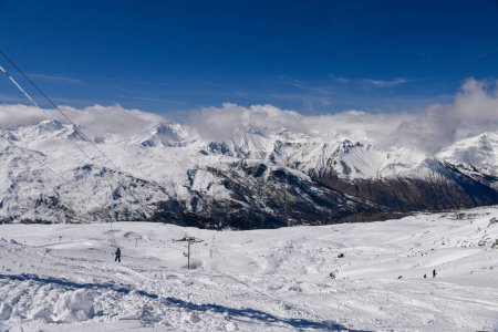 Téléchargez les photos : Domaine skiable de Meribel par une belle journée ensoleillée. Vallée et montagnes alpines. - en image libre de droit