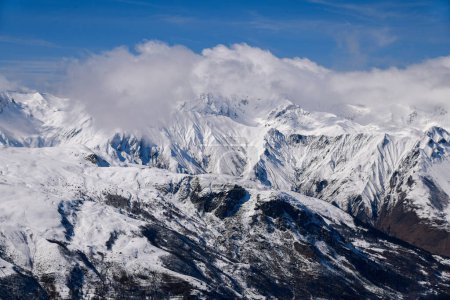 Téléchargez les photos : Vue imprenable sur le paysage des Alpes au domaine skiable de Meribel en France. Journée ensoleillée d'hiver, ciel bleu, nuages et sommets. - en image libre de droit