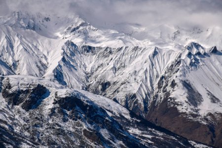 Téléchargez les photos : Vue imprenable sur les Alpes au domaine skiable Meribel en France. Journée ensoleillée d'hiver, ciel bleu, nuages et sommets. - en image libre de droit