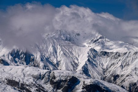 Foto de Impresionante vista panorámica de los Alpes en la zona de esquí de Meribel en Francia. Día de invierno soleado, cielo azul, nubes y picos. - Imagen libre de derechos