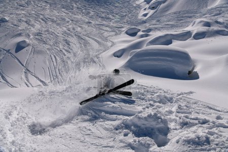 Téléchargez les photos : Ski alpin hors piste lors de l'incroyable journée ensoleillée avec neige fraîche au Meribel en France. Photo dynamique. - en image libre de droit