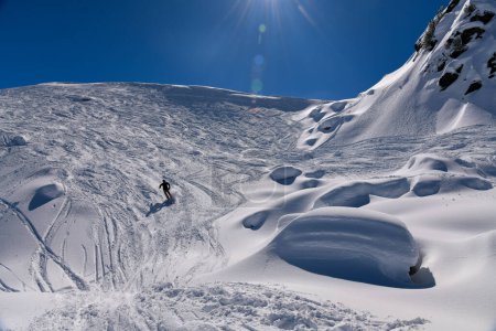 Téléchargez les photos : Ski alpin hors piste sur la magnifique journée ensoleillée avec de la neige fraîche à la station de ski Meribel en France. - en image libre de droit