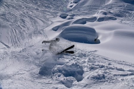 Téléchargez les photos : Ski alpin hors piste lors de l'incroyable journée ensoleillée avec neige fraîche au Meribel en France. Photo dynamique. - en image libre de droit