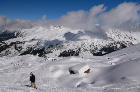 Téléchargez les photos : Exploration hors piste à la station de ski Meribel en France avec un paysage à couper le souffle autour. - en image libre de droit