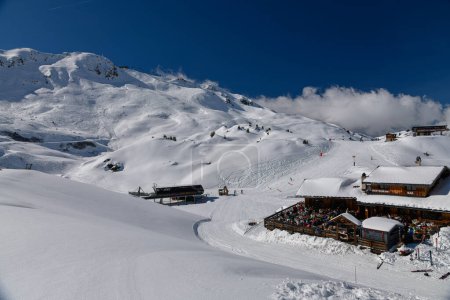 Téléchargez les photos : Chalet Tonia restaurant situé au pied du Roc de Tounge à la station de ski Meribel en France. - en image libre de droit