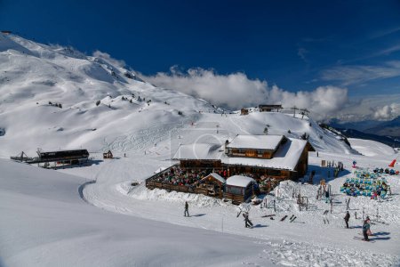 Téléchargez les photos : Chalet Tonia restaurant situé au pied du Roc de Tounge à la station de ski Meribel en France. - en image libre de droit
