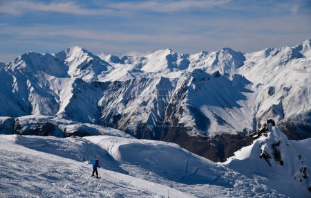 Téléchargez les photos : Ski avancé sur le terrain hors piste de la station de ski Meribel en France. Belle journée ensoleillée avec ciel bleu et les Alpes sur le fond. - en image libre de droit