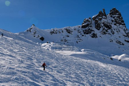 Téléchargez les photos : Ski avancé sur le terrain hors piste de la station de ski Meribel en France. Belle journée ensoleillée avec ciel bleu et pics sur le fond. - en image libre de droit