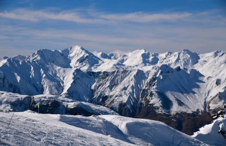 Téléchargez les photos : Vue pittoresque sommets enneigés de montagne. Les Alpes au domaine skiable Meribel en France. - en image libre de droit