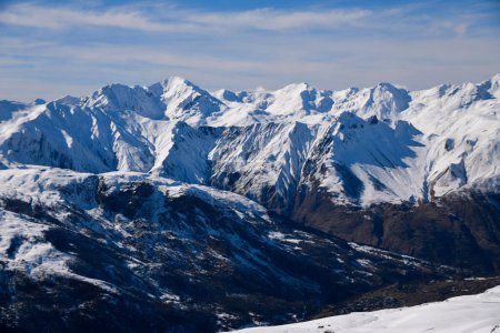 Téléchargez les photos : Vue imprenable sur les Alpes au domaine skiable Meribel en France. - en image libre de droit
