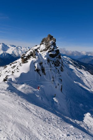 Téléchargez les photos : Deux skieurs avancés faisant du free ride sur le domaine hors piste de la station de ski Meribel en France, vue imprenable sur le paysage autour. - en image libre de droit