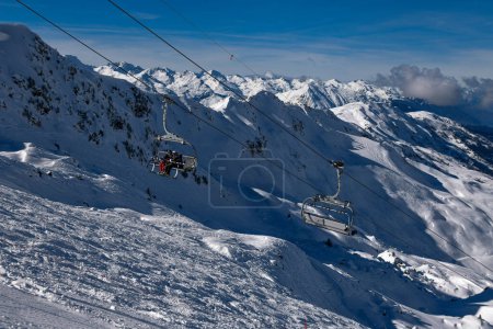 Téléchargez les photos : Les skieurs montent sur le télésiège de la station de ski Meribel en France. Paysage à couper le souffle. Vacances d'hiver en Europe et mode de vie actif. - en image libre de droit