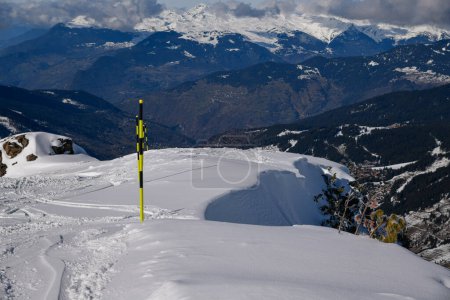Foto de Pistas de esquí en la nieve fresca en la zona de pistas fuera de la estación de esquí de Meribel en Francia. Impresionante vista de los Alpes desde la cima. - Imagen libre de derechos