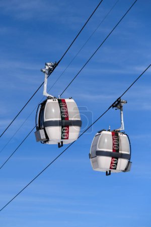 Téléchargez les photos : COURCHEVEL- 16 MARS : Ski gondole sur fond de ciel bleu lors de la belle journée d'hiver le 16 mars 2023 à Courchevel, France. - en image libre de droit