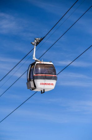 Téléchargez les photos : COURCHEVEL- 16 MARS : Ski gondole sur fond de ciel bleu lors de la belle journée d'hiver le 16 mars 2023 à Courchevel, France. - en image libre de droit