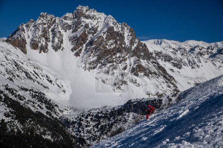 Téléchargez les photos : Ski avancé hors piste à la station de ski de Courchevel en France. Vue sur le paysage de Stunnig sur la journée ensoleillée d'hiver. - en image libre de droit