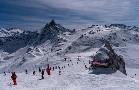 Téléchargez les photos : Vacances d'hiver à la station de ski en France. Belle journée ensoleillée et paysage étonnant autour, signe Courchevel Meribel. - en image libre de droit