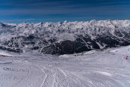 Téléchargez les photos : Vue imprenable depuis le sommet des pistes jusqu'à la station de ski de Courchevel et les Alpes en France. - en image libre de droit