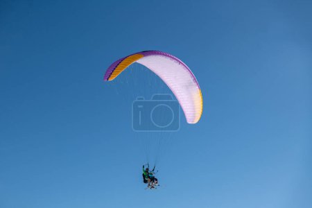 Téléchargez les photos : Vols en tandem parapente au-dessus de la station de ski. Expérience aérienne unique de Courchevel à Meribel. - en image libre de droit