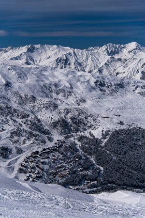 Téléchargez les photos : Vue imprenable depuis le sommet des pistes jusqu'à la station de ski de Courchevel et les Alpes en France. - en image libre de droit