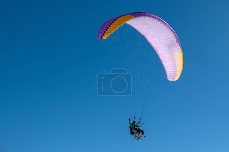 Téléchargez les photos : Vols en tandem parapente au-dessus de la station de ski. Expérience aérienne unique de Courchevel à Meribel. - en image libre de droit