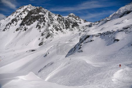 Téléchargez les photos : Expérience de ski hors piste au glacier Thorens à Val Thorens, France. Vue imprenable sur le paysage hivernal. - en image libre de droit