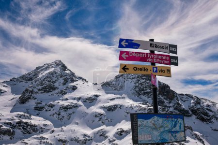 Téléchargez les photos : Inscrivez-vous à la station de ski de Val Thorens en France. Beau paysage d'hiver sur la journée ensoleillée. - en image libre de droit