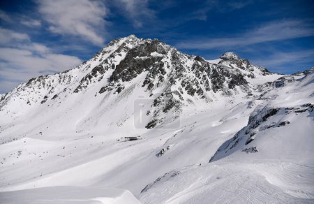 Téléchargez les photos : Expérience de ski hors piste au glacier Thorens à Val Thorens, France. Vue imprenable sur le paysage hivernal. - en image libre de droit