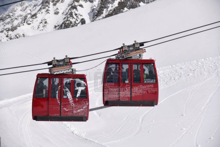 Téléchargez les photos : VAL THORENS- 13 MARS : La télécabine monte à la station de ski le 13 mars 2023 à Val Thorens, France. - en image libre de droit