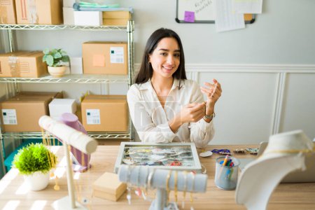 Téléchargez les photos : Portrait d'un entrepreneur heureux travaillant à domicile sur une bijouterie en ligne - en image libre de droit