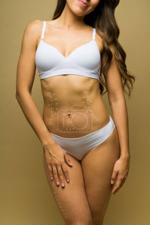 Foto de Acercamiento del cuerpo de una joven latina en ropa interior con un estilo de vida saludable que tiene un procedimiento cosmético - Imagen libre de derechos