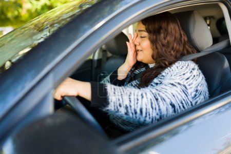 Foto de Mujer latina gorda deprimida llorando y mirando triste mientras conduce su coche y viaja - Imagen libre de derechos