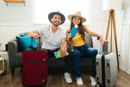 Foto de Feliz pareja atractiva lista para sus vacaciones de verano juntos y listos para viajar con maletas - Imagen libre de derechos