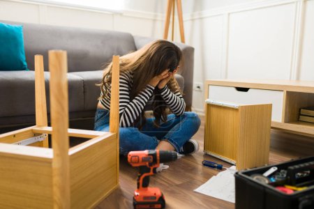 Foto de Mujer triste frustrado llorando a causa de los muebles de auto-ensamblaje difícil buscando estresado - Imagen libre de derechos