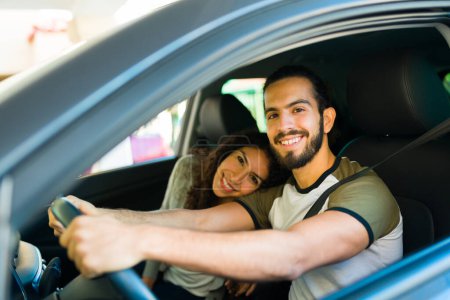 Foto de Retrato de una atractiva pareja joven sonriendo mientras conduce y viaja en el coche - Imagen libre de derechos