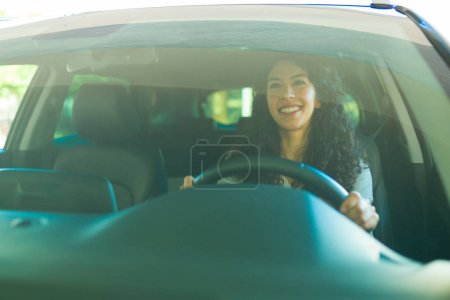Foto de Mujer atractiva alegre sonriendo disfrutando de su paseo conduciendo y viajando en el coche - Imagen libre de derechos