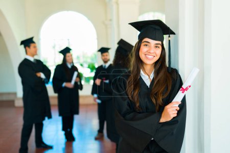 Téléchargez les photos : Femme mexicaine souriante se sentant fière et heureuse de terminer ses études universitaires et d'obtenir un diplôme - en image libre de droit