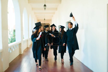 Téléchargez les photos : Super excités amis et diplômés rire et célébrer la fin des études collégiales après l'obtention du diplôme - en image libre de droit